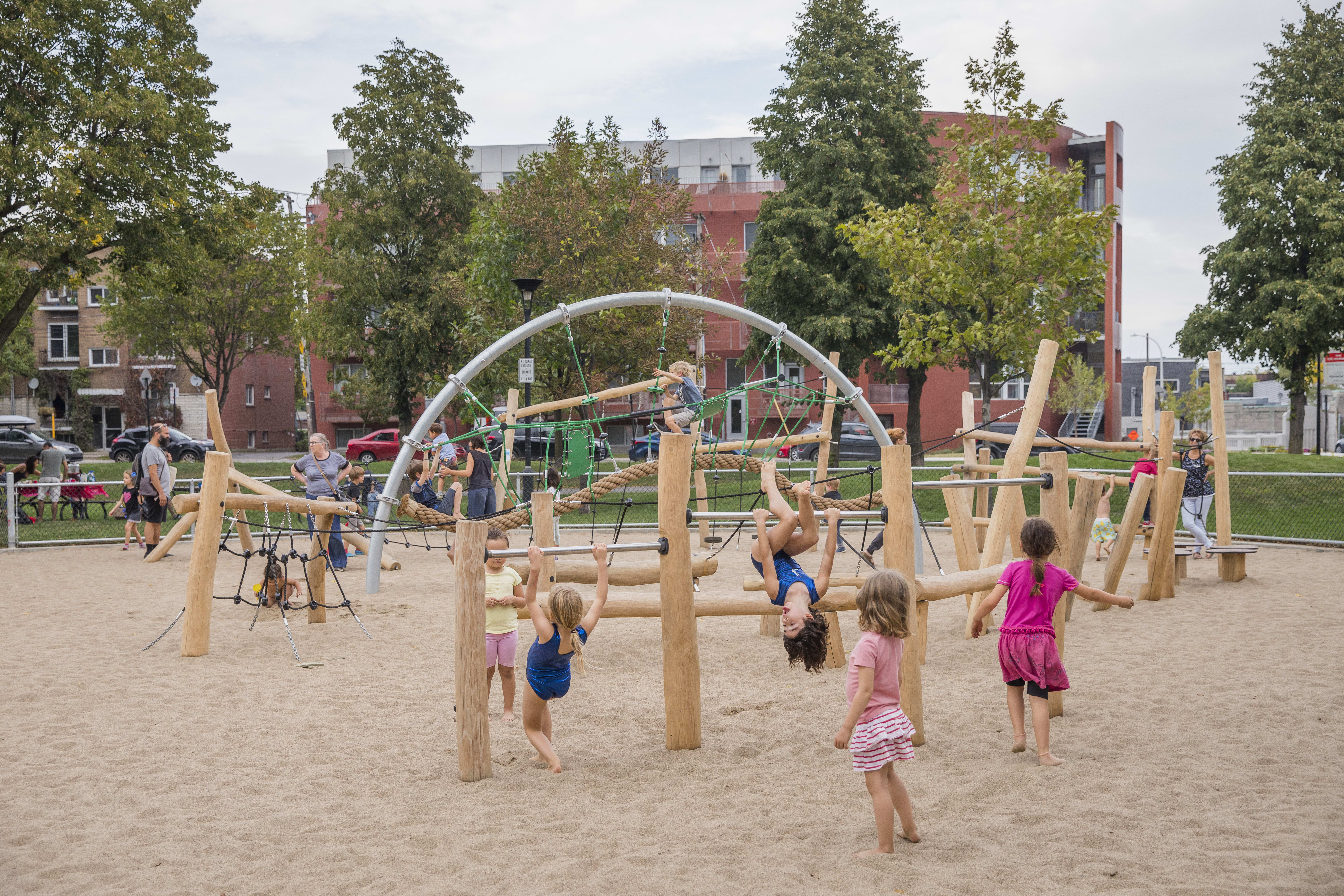 Nouvelle aire de jeu du parc du Père-Marquette enfants jouant dans la nouvelle aire de jeu du parc du Père-Marquette