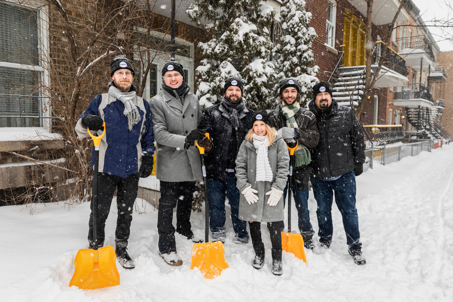 Des élus avec la Brigade neige et les responsables de l'organisme CJEHM, pelles à la main. Des élus avec la Brigade neige et les responsables de l'organisme CJEHM, pelles à la main.