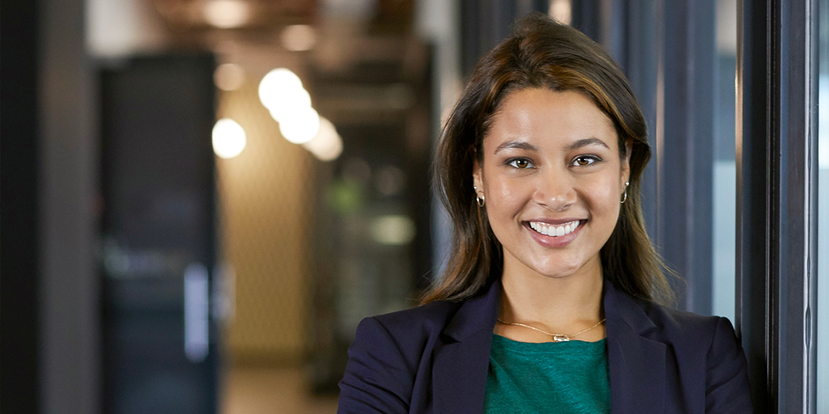 Femme d'affaires souriante