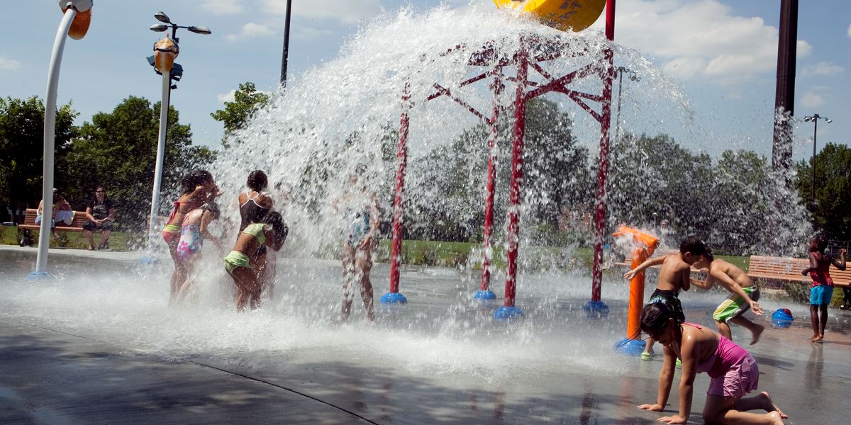 Enfants dans les jeux d'eau