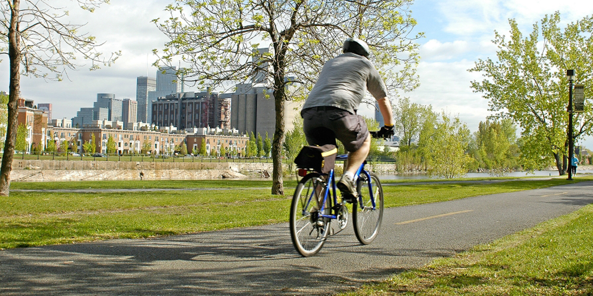 Homme à vélo sur une piste cyclable
