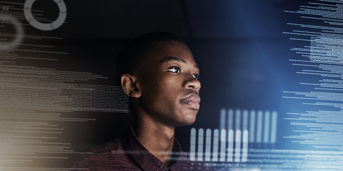 Homme regardant code informatique