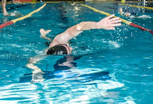 Nageur dans piscine