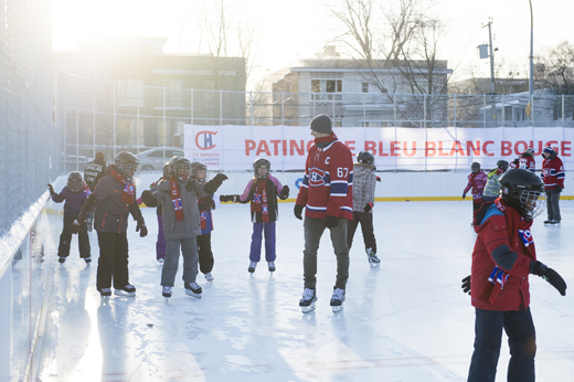 Des familles s'amusent à la patinoire Bleu Blanc Bouge