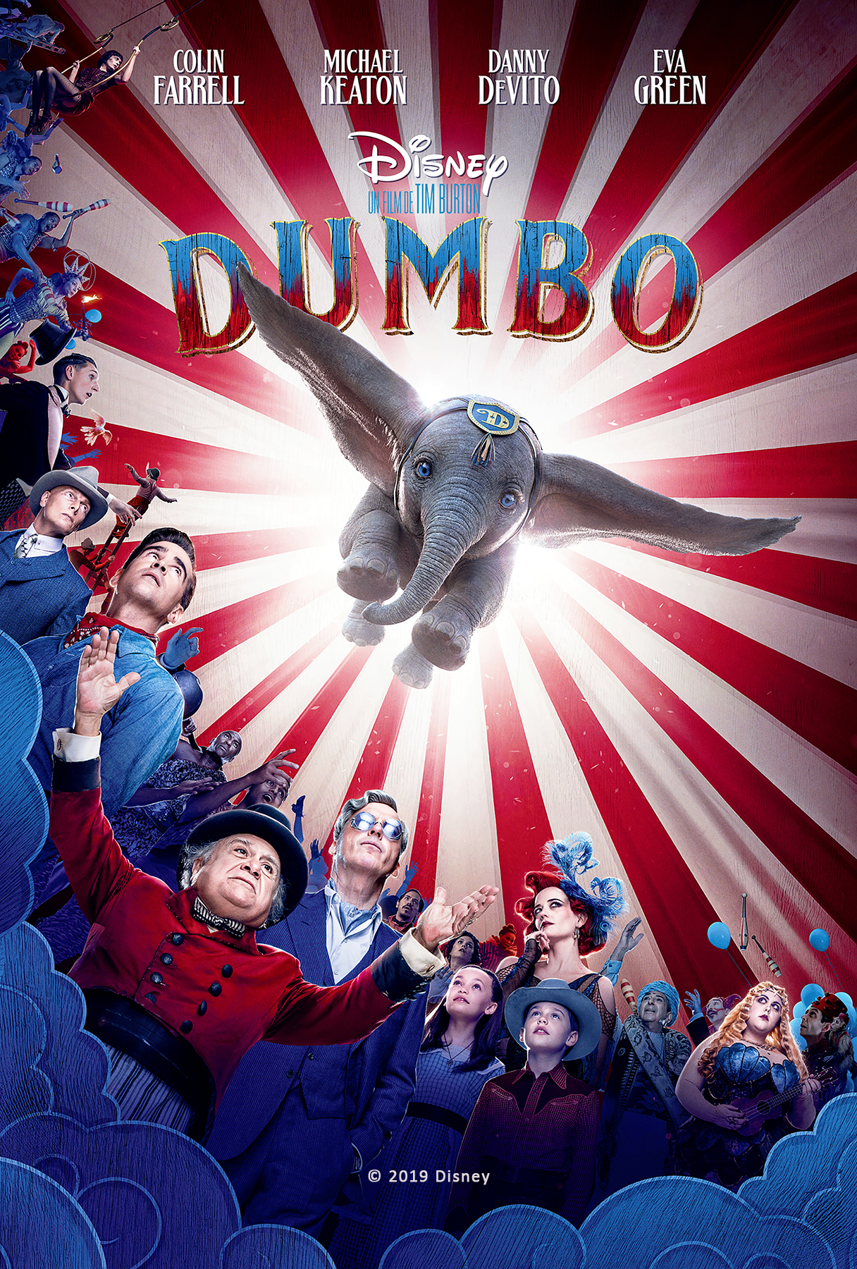 Dumbo l'éléphant volant et personnes du cirque en dessous