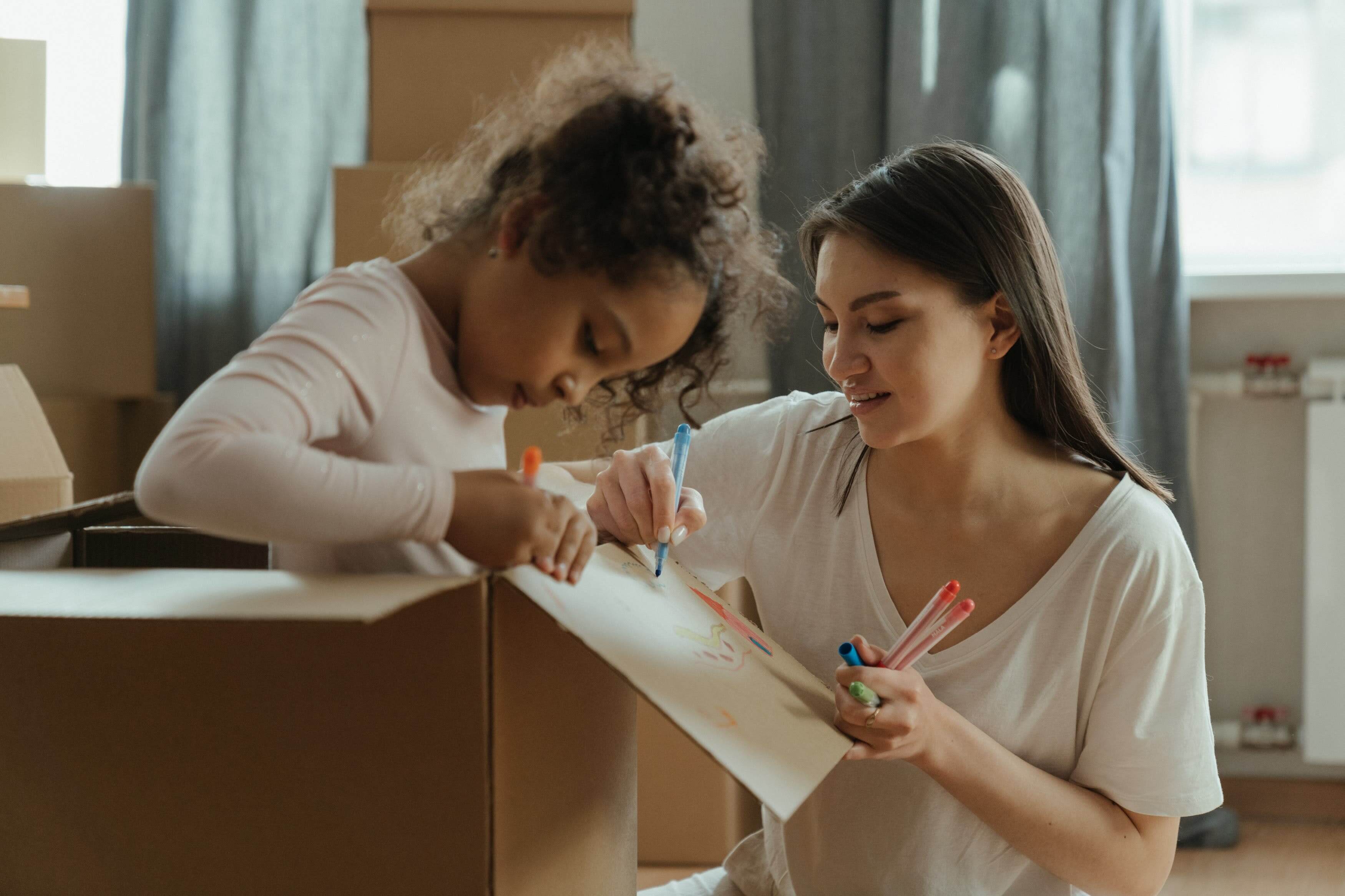 Enfant et adulte jouant dans le salon