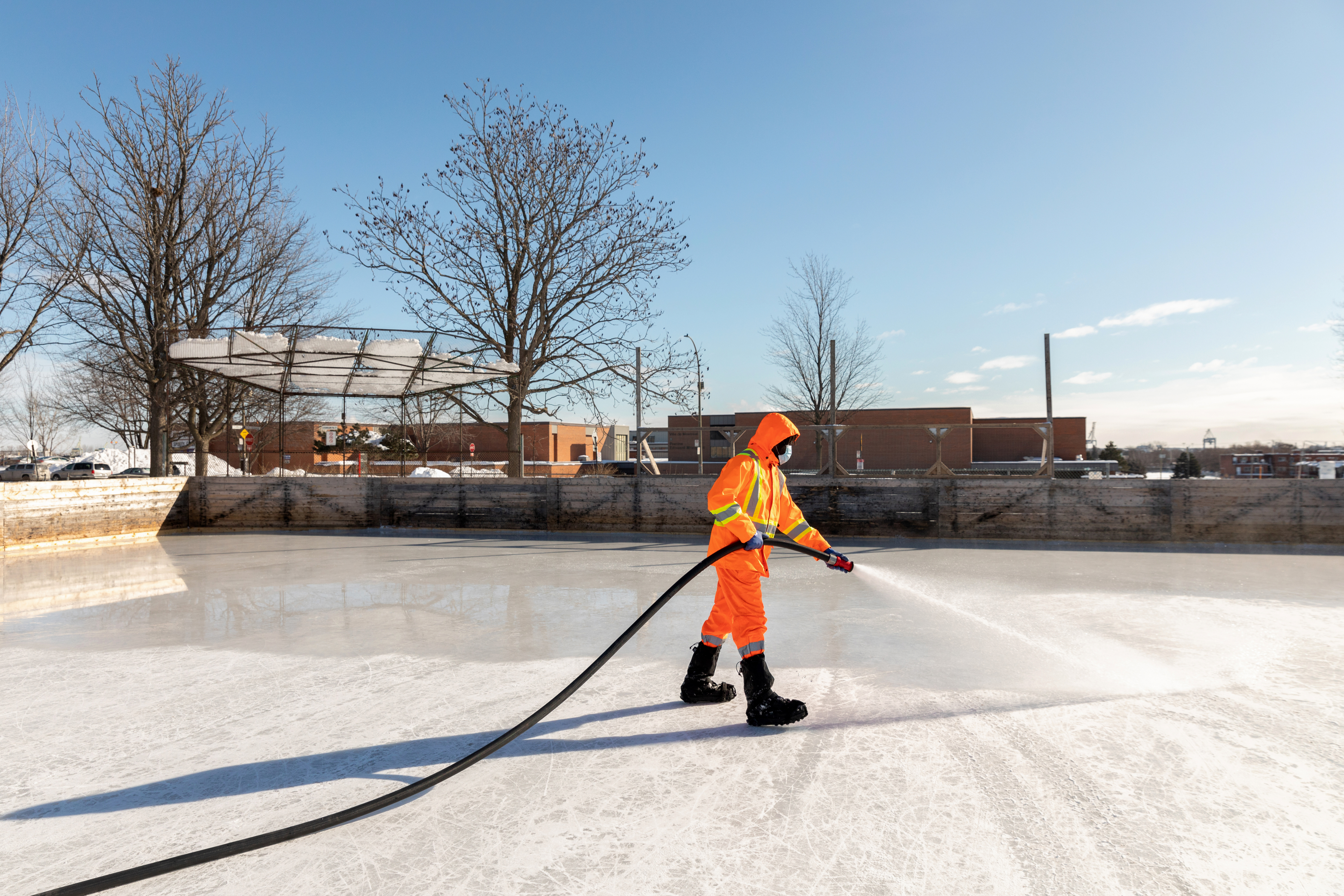 Patinoire Extérieure Sous Une Couverture De Neige Fraîche Créée