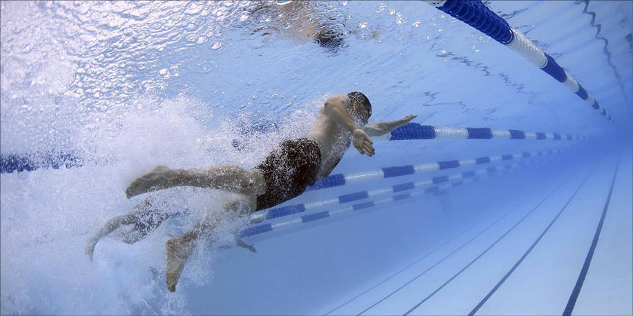 photo d'un nageur dans une piscine intérieure