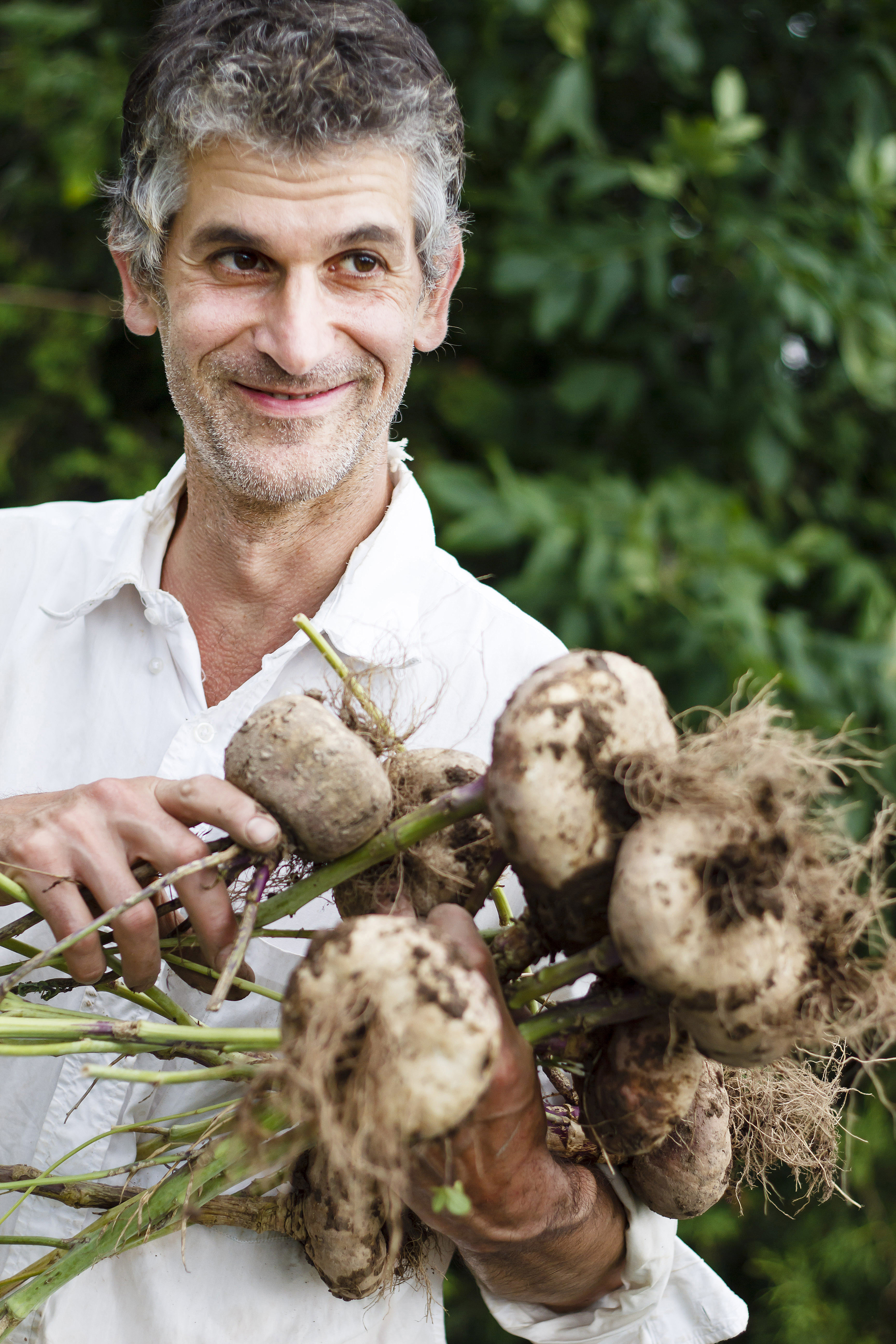 Homme avec des oignons