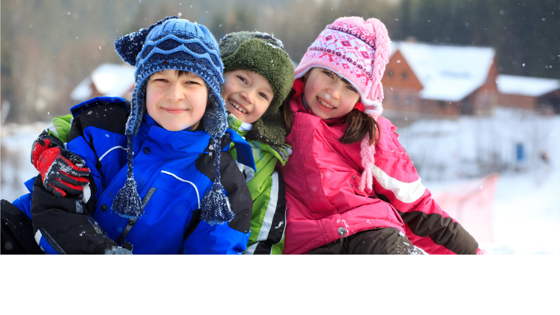 Trois enfants en habit d'hiver