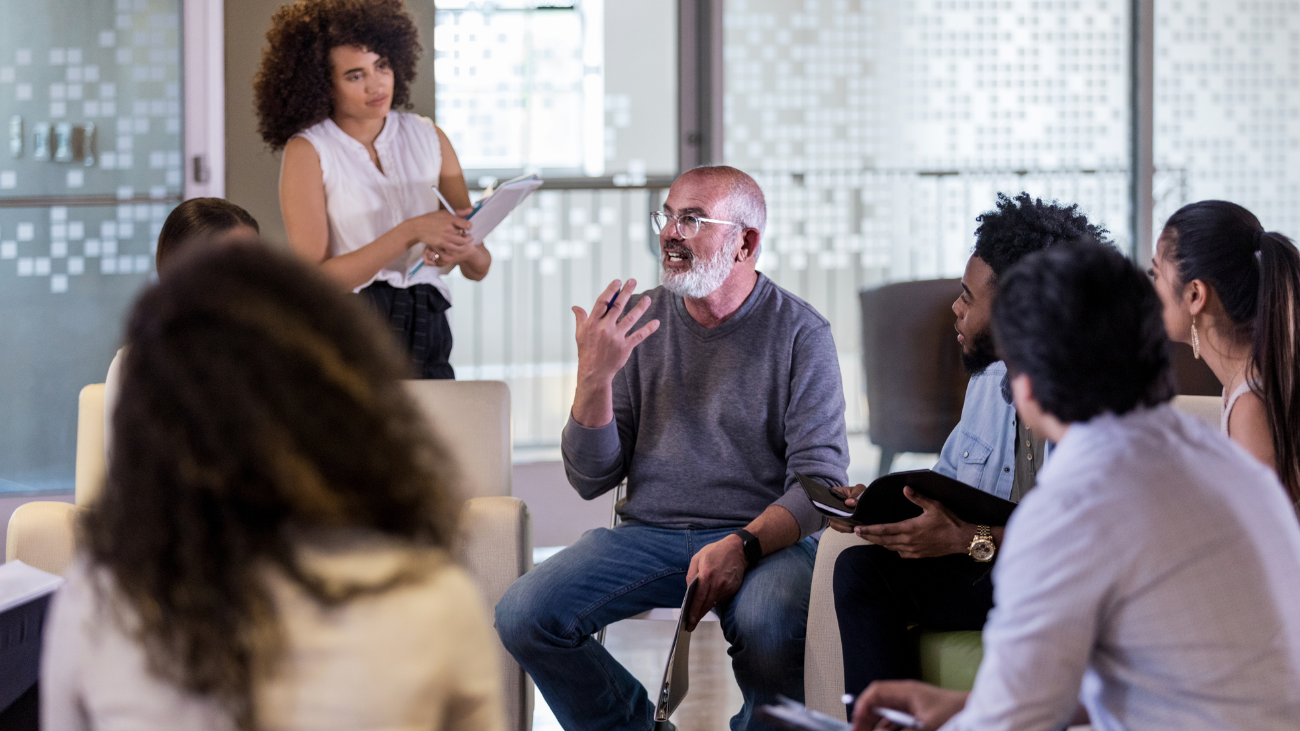 Un groupe d'adultes assis en cercle en train de discuter