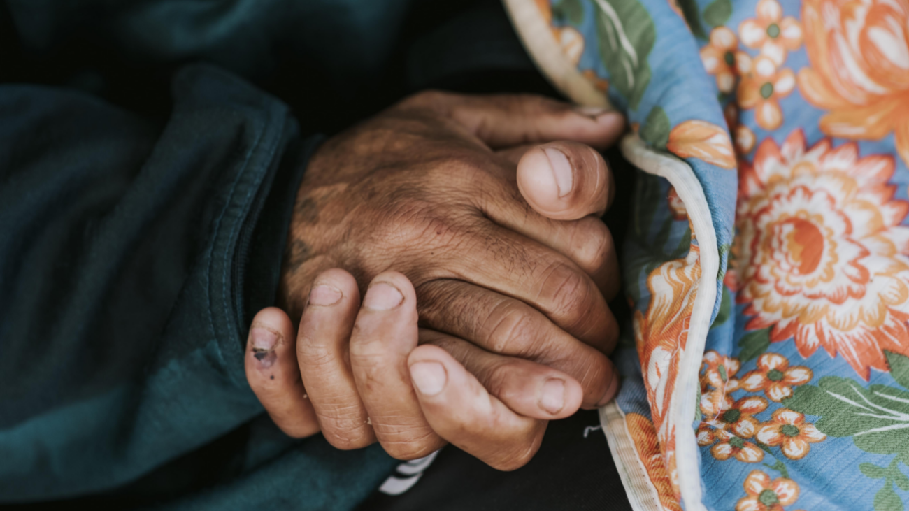 Mains l'une dans l'autre d'une personne itinérante