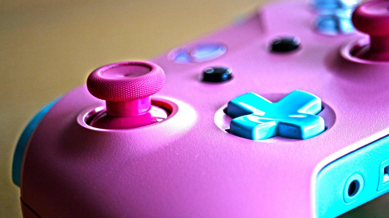 Manette rose pour jouer aux jeux vidéo