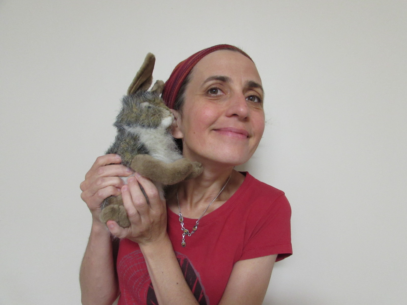 Edith grosse portant un lapin dans les mains.