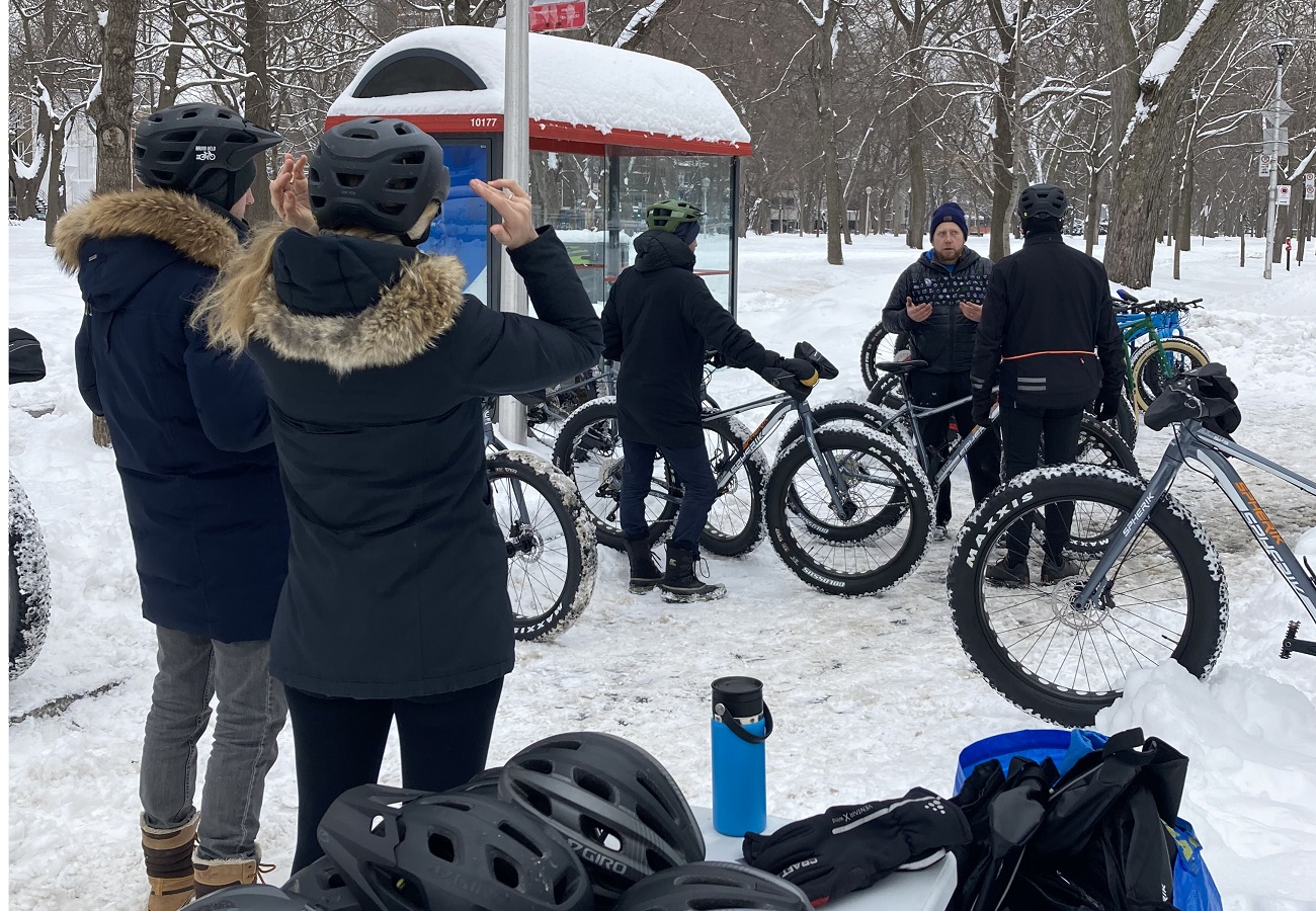 Instructeur de Fatbike parlant avec un groupe