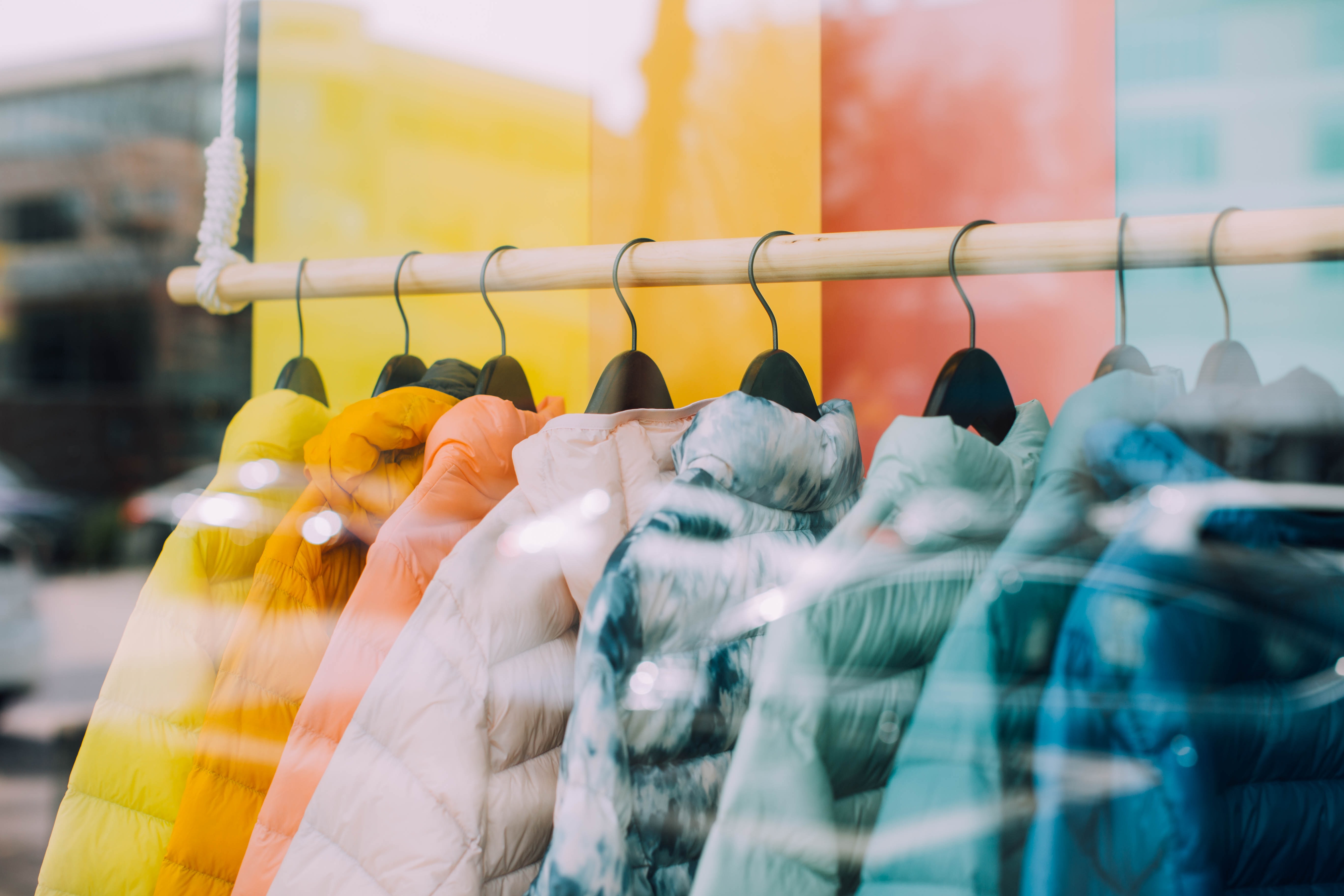 Vêtements dans une vitrine de boutique