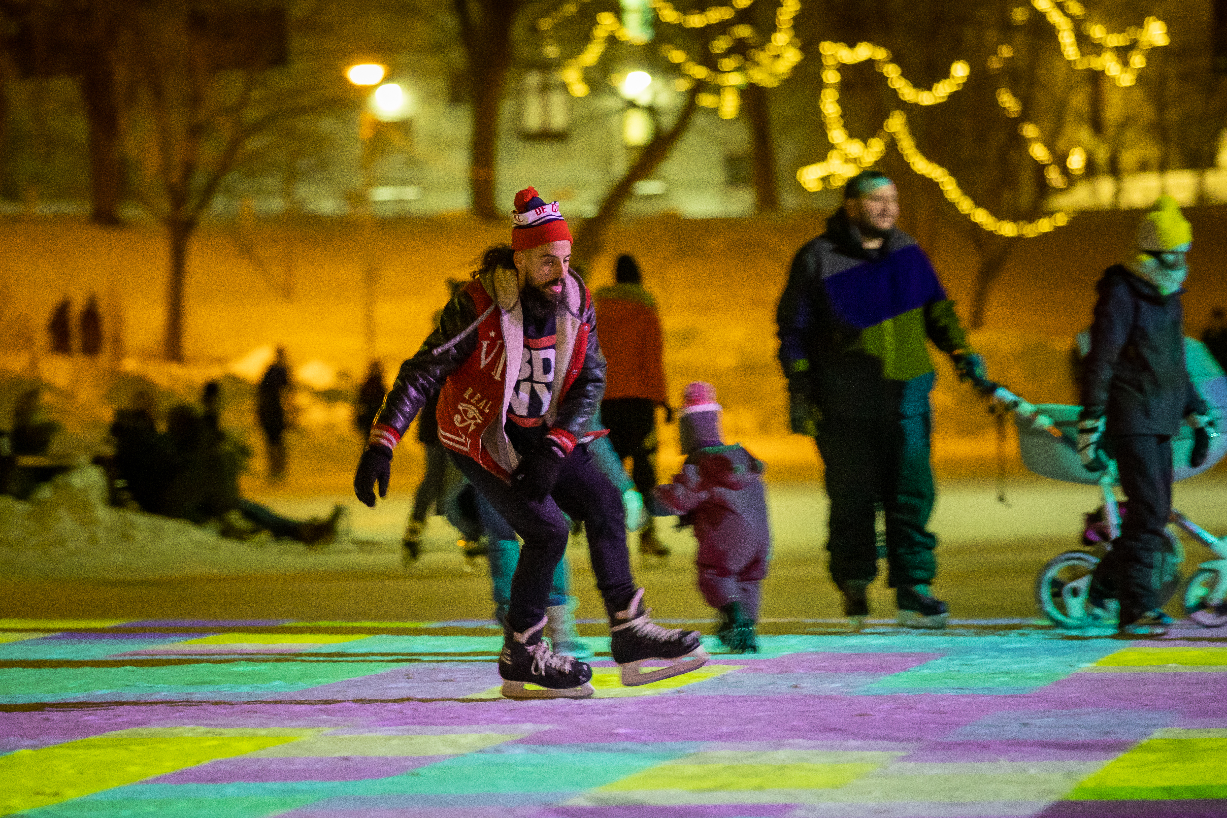 Patineur sur la patinoire de l'étang