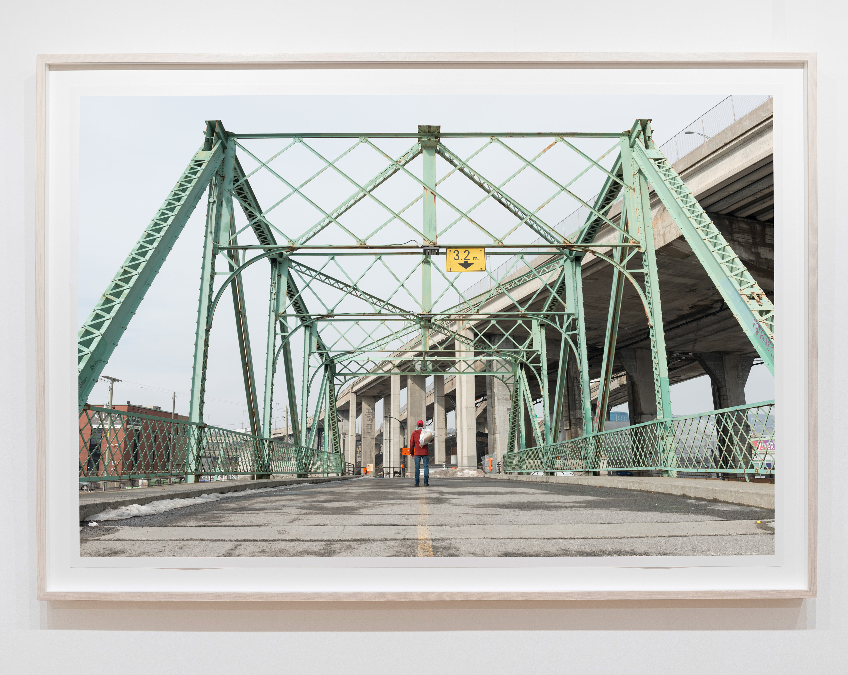 Image du pont Monk où l'on voit un homme au centre de la chaussée