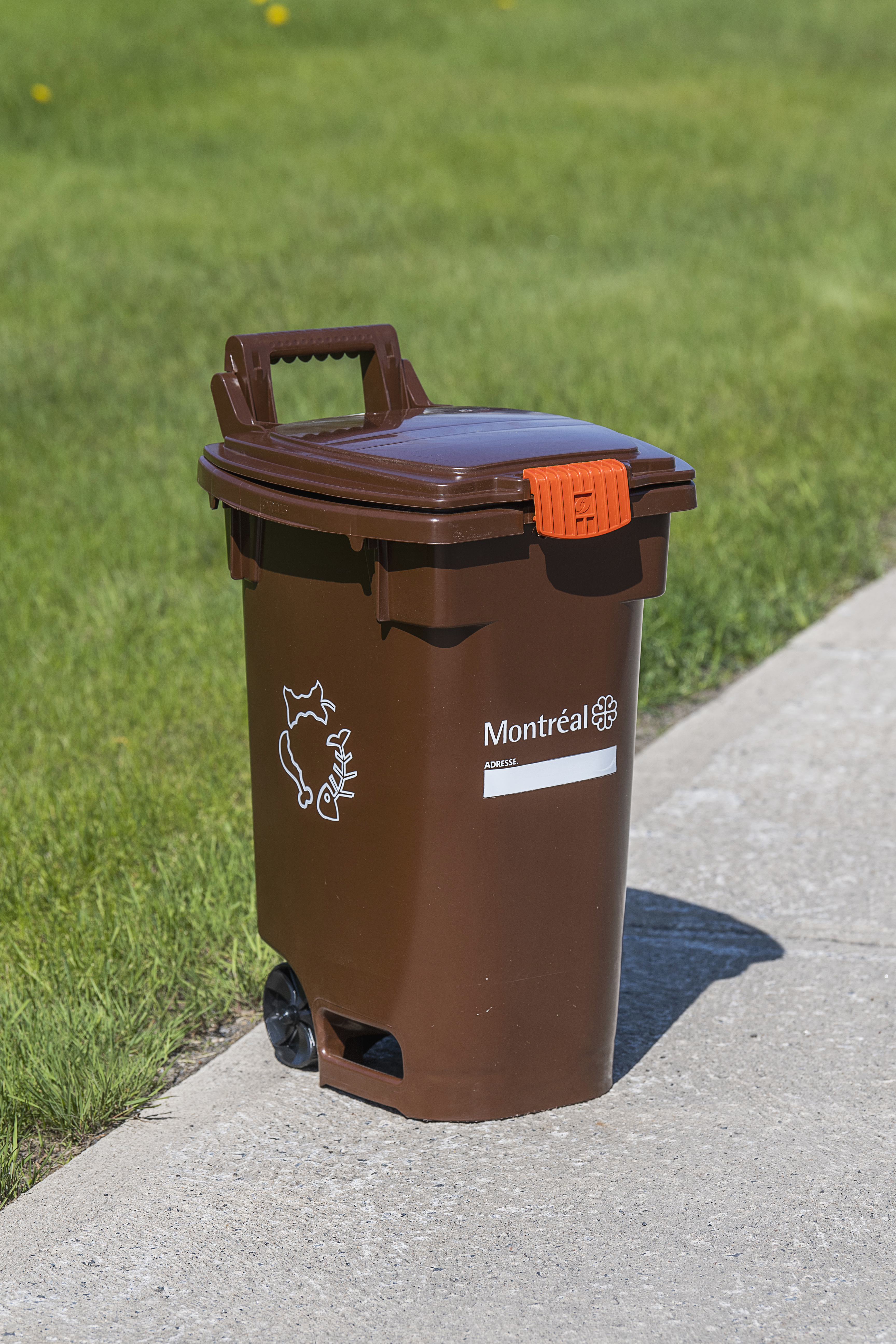 45-litre brown bin for food waste