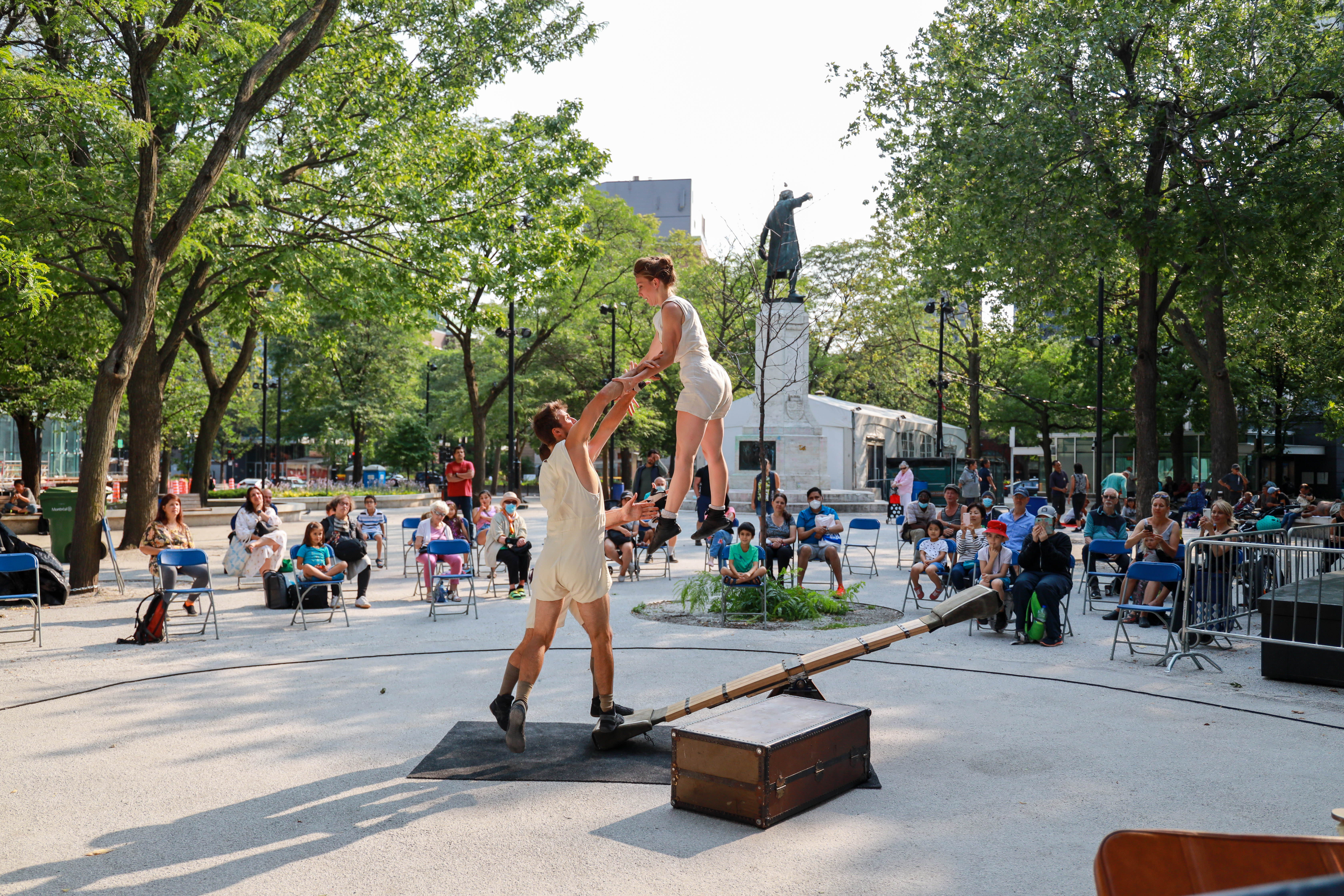 Des acrobates dans un parc