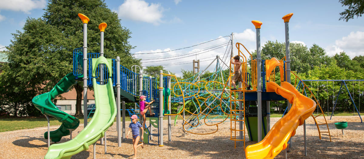 Photo montrant une aire de jeux pour enfants au parc Pierre-Bédard.