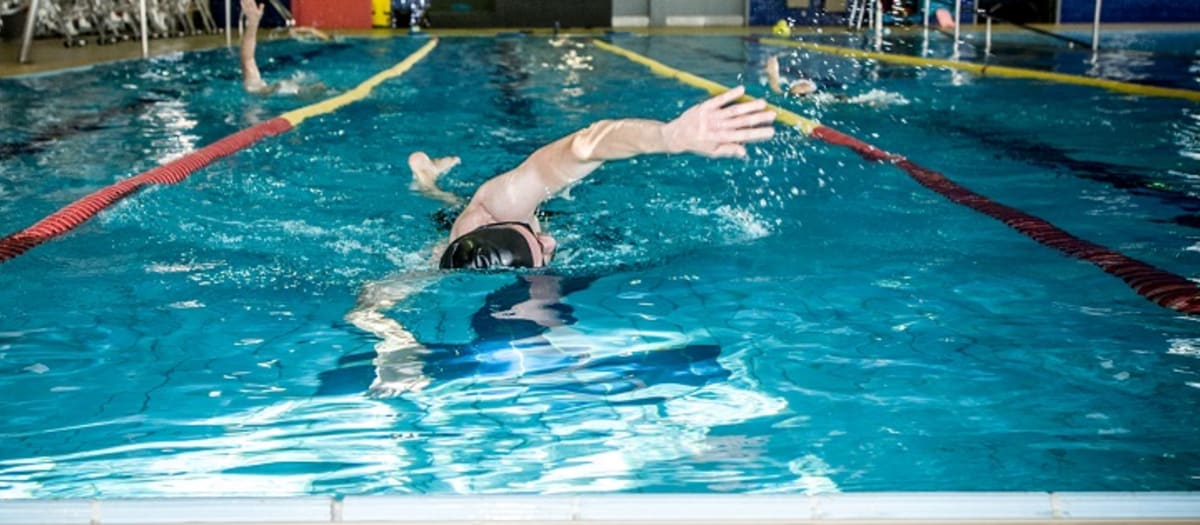 Nageur dans la piscine Saint-Henri