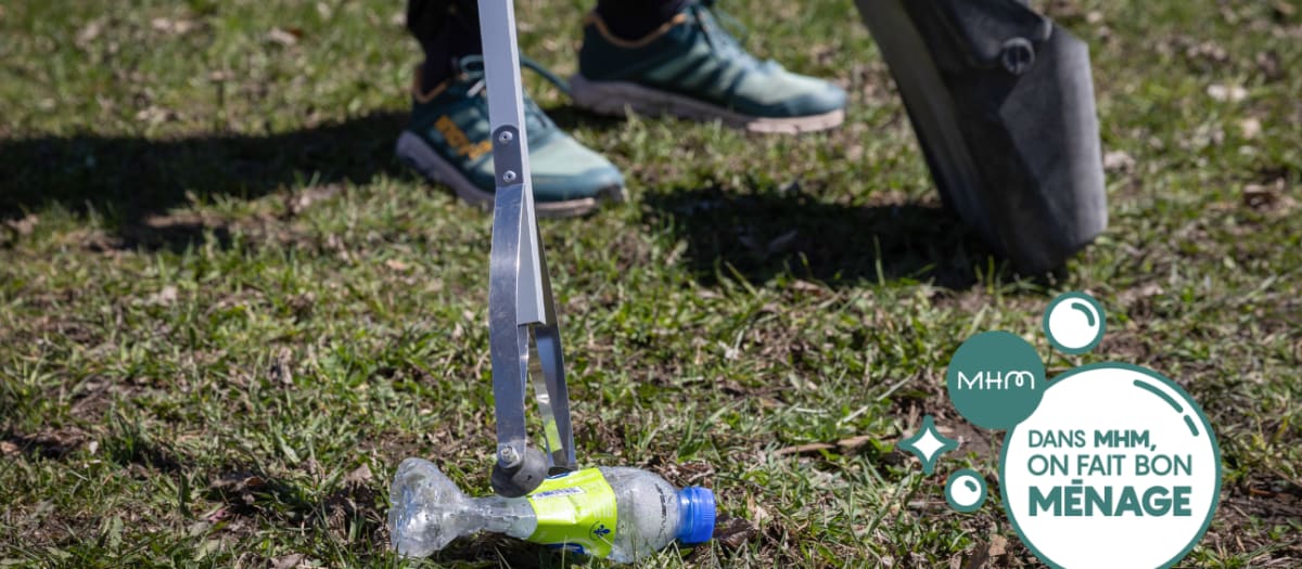 Personne ramassant un détritus avec une pince à déchets