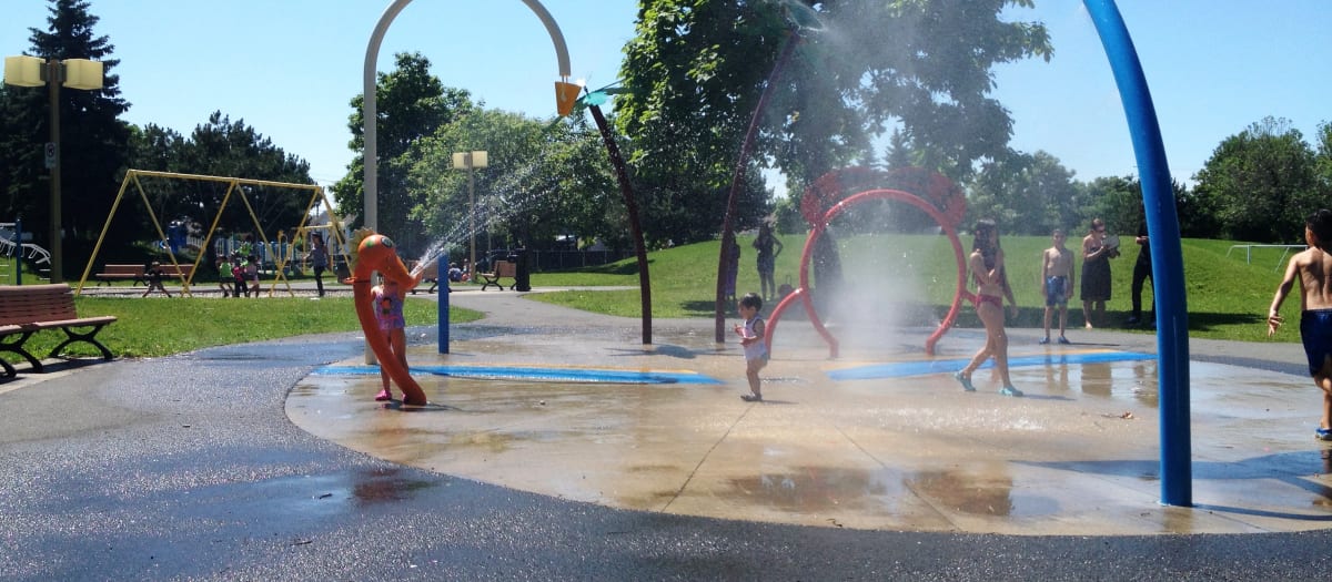 Les jeux d'eau du parc Dollard-Morin dans le quartier de Rivière-des-Prairies.