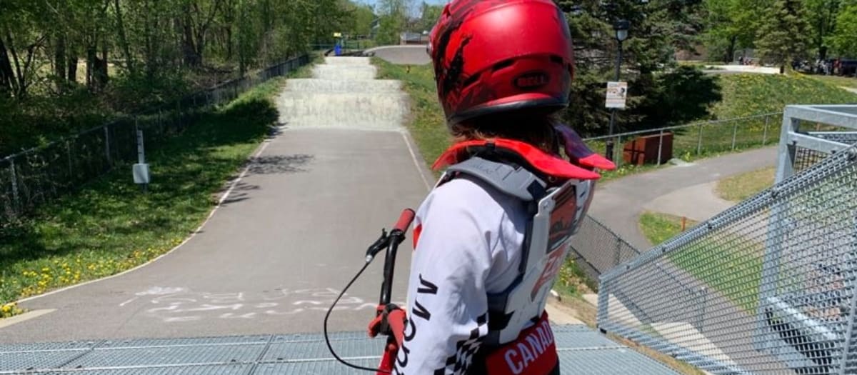 Jeune en BMX en haut d'une piste