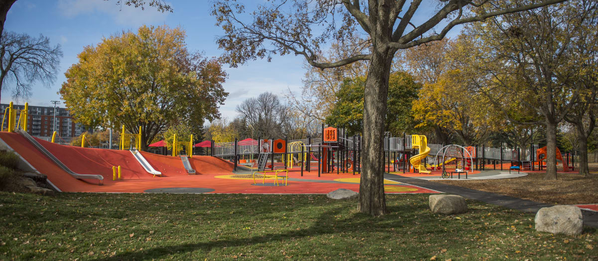 Modules de jeux pour enfants au parc Ahuntsic