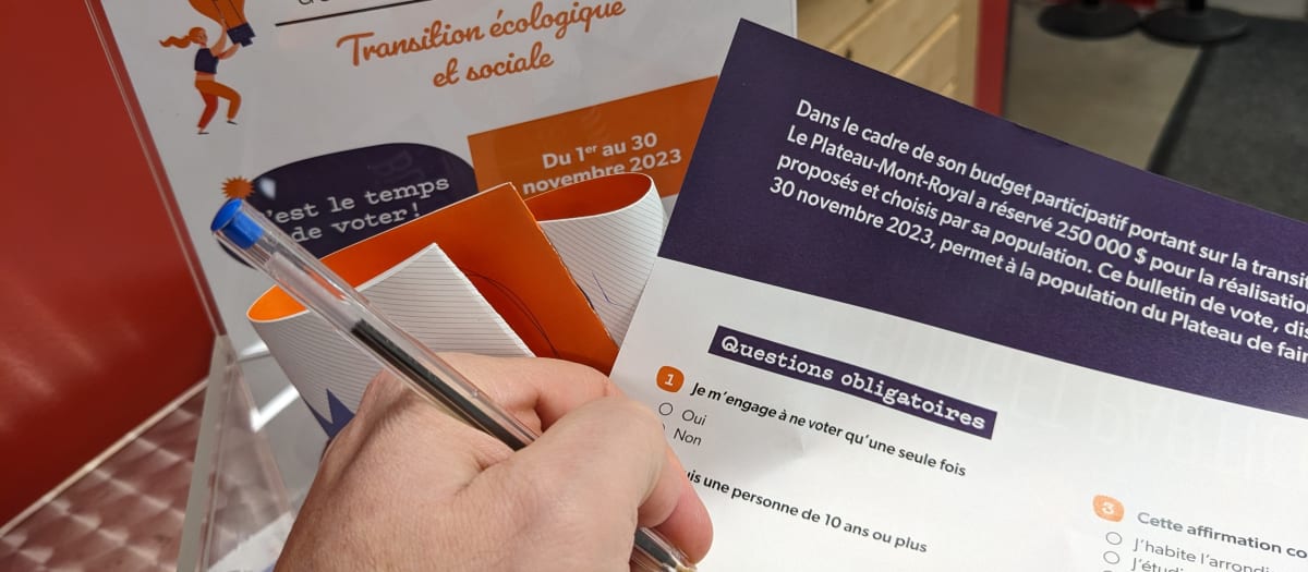 Personne qui remplit un formulaire de vote
