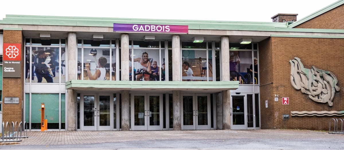 Façade avec les trois portes du complexe récréatif Gadbois