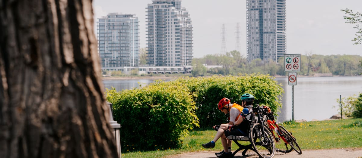 Couple à vélo à Pierrefonds-Roxboro