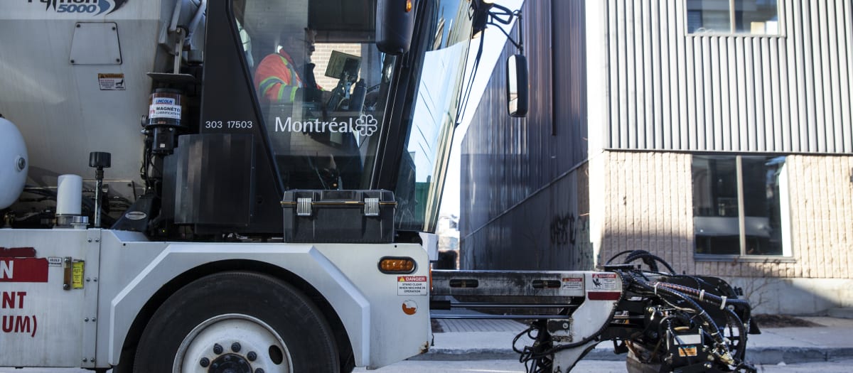 Un employé du Sud-Ouest à bord de sa colmateuse