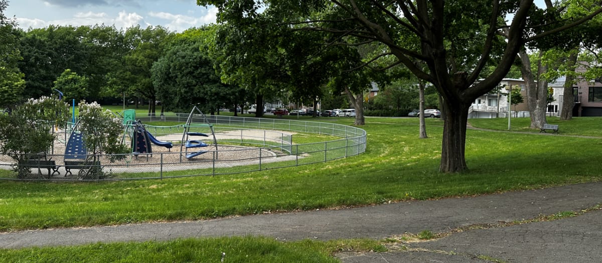 Vue d'ensemble du parc J.-J.-Gagnier, avec des modules de jeux pour enfants