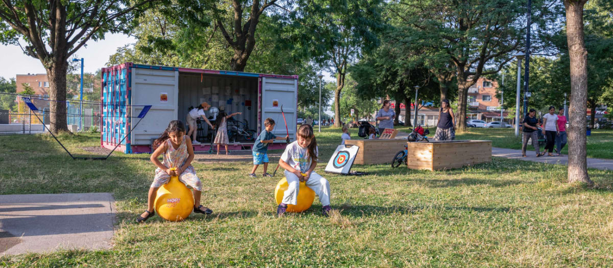 Enfants qui jouent près de la ludothèque