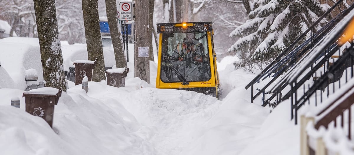 Une chenillette déneige un tottoir