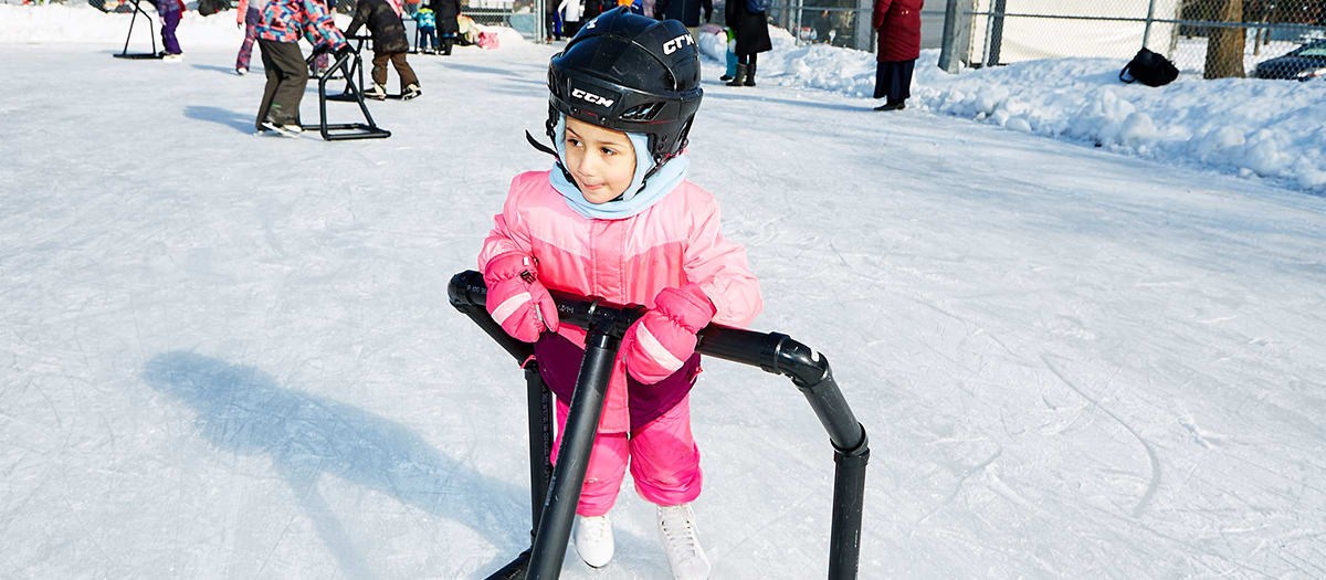 Petite fille en train de patiner sur la patinoire du Parc Ovila-Légaré