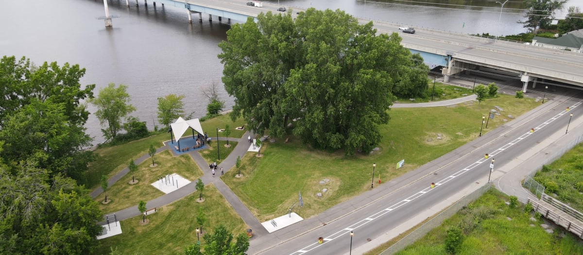 Le parc Ernest-Rouleau, dans l'arrondissement de Rivière-des-Prairies-Pointe-aux-Trembles, est un parc qui offre un splendide point de vue sur la rivière.