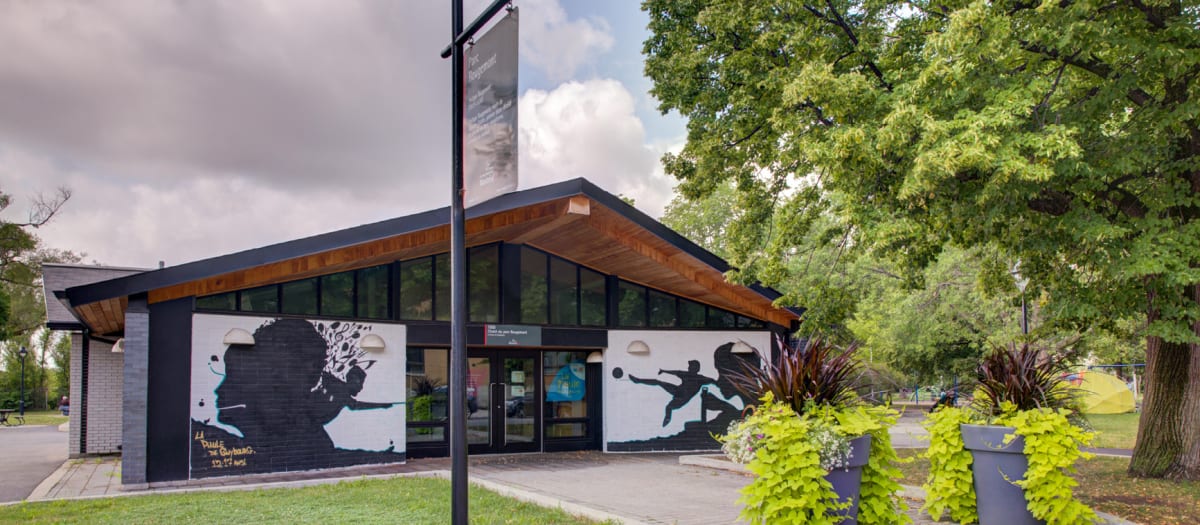 Le chalet du parc Rougemont en été.