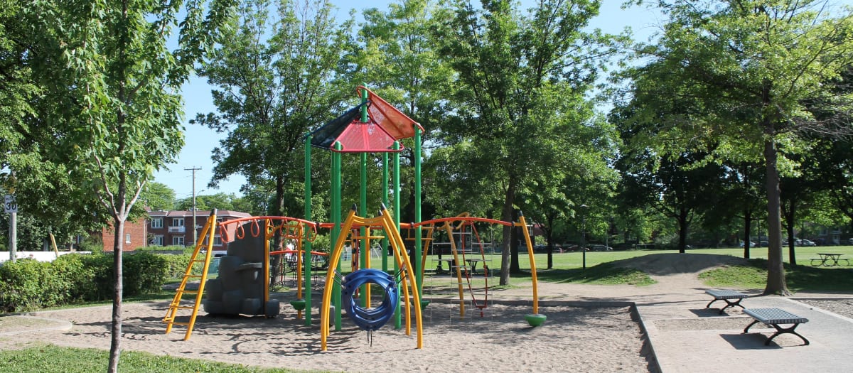 Aire de jeux du parc Saint-Simon-Apôtre lors de la saison estivale