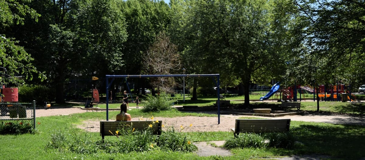 Bancs de parc, terrain de jeu pour enfants et espace vert du parc William-Bowie