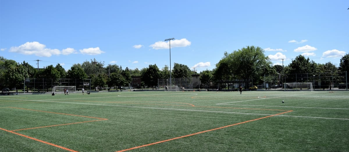 Terrain de soccer synthétique du parc Loyola
