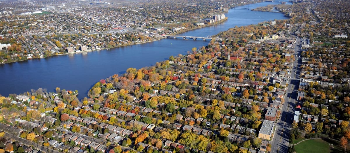 L'arrondissement d'Ahuntsic-Cartierville à Montréal vu du ciel.