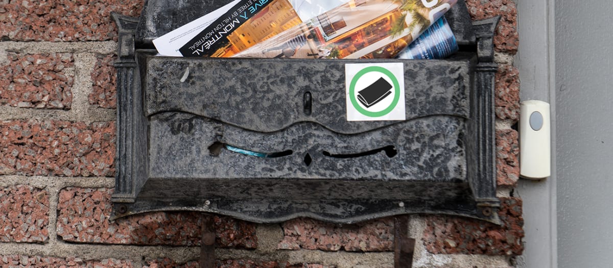 Une boîte aux lettres à Montréal arborant l'autocollant autorisant le dépôt d'articles publicitaires