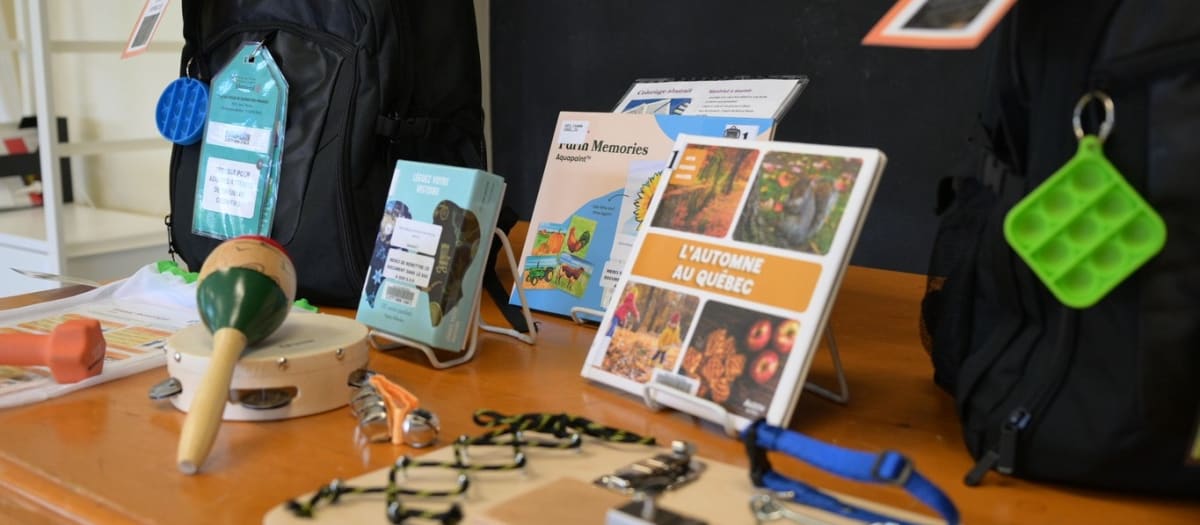 Le contenu d'une trousse est étendu sur une table afin d'en faire la présentation.