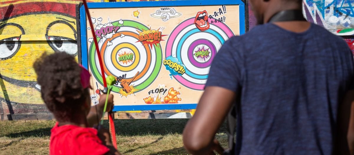 Une famille à une kermesse.