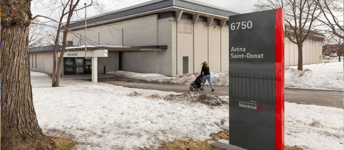 Photo montrant la façade de l'aréna Saint-Donat