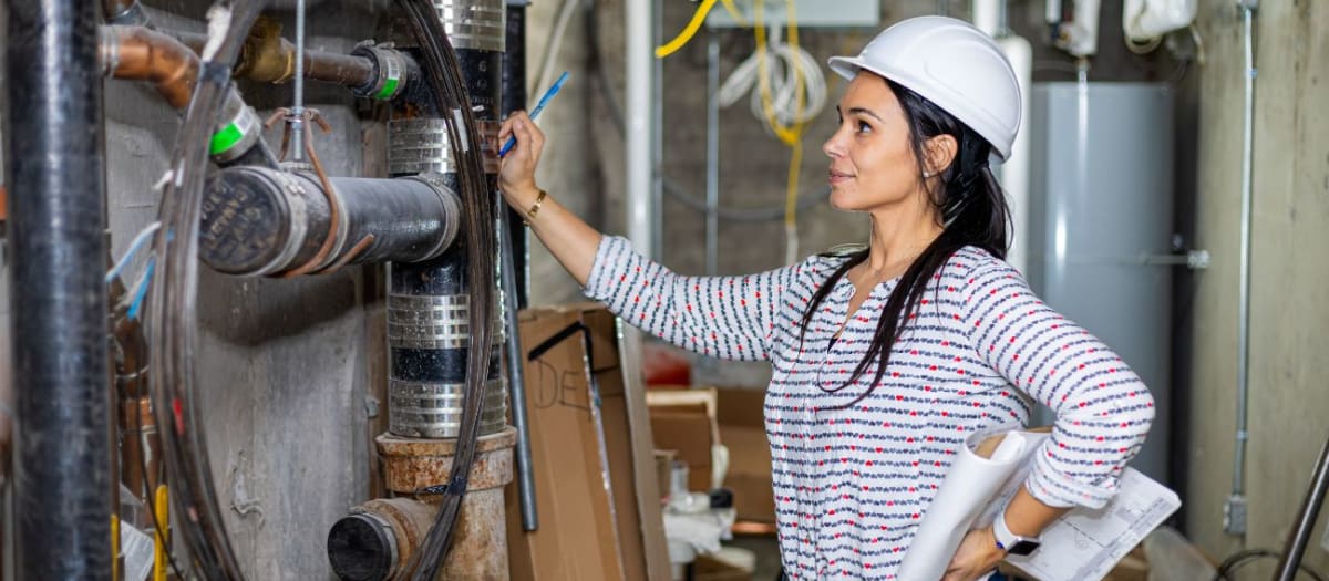 Femme devant salle des machines d'un bâtiment
