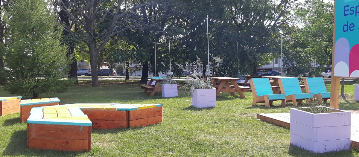 des bancs au parc Wilfrid-Bastien